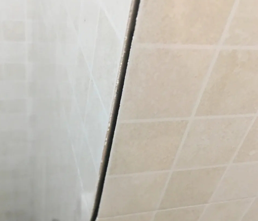 下花园瓷砖空鼓维修公司分享阳台瓷砖脱落的修复过程可以分为以下几个步骤
